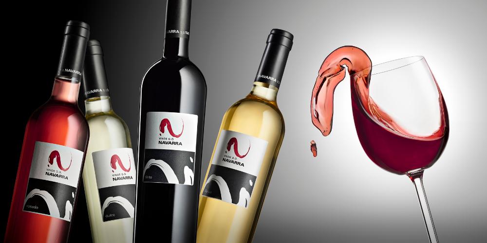 botellas de vino tinto, rosado y blanco y una copa de vino